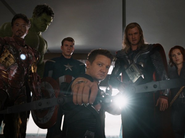 Hawkeye đăng hình vừa "dằn mặt" Thanos, vừa tiết lộ đoạn kết "Avengers: Endgame"? 