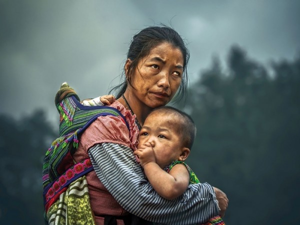 Bức ảnh chụp mẹ con người dân tộc Việt Nam ẵm giải thưởng 2,7 tỷ thực chất là ảnh dàn dựng?