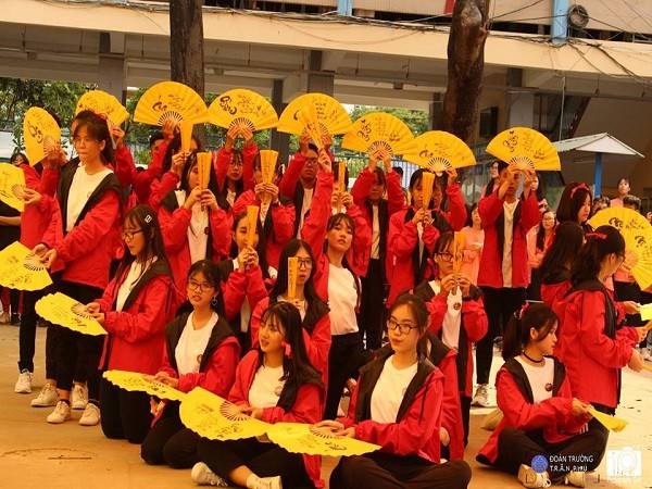 TP.HCM: Trời nắng như đổ lửa nhưng teen THPT Trần Phú vẫn "quẩy" tưng bừng trong ngày trại truyền thống
