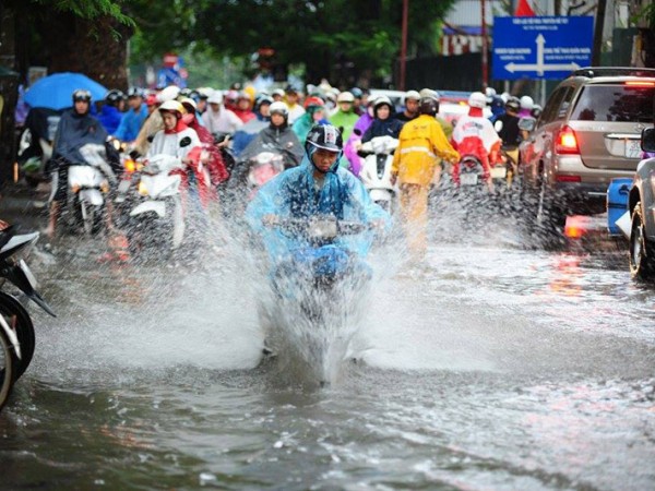 Thời tiết thay đổi thất thường, teen Hà Nội ra đường nhớ "thủ" sẵn áo mưa