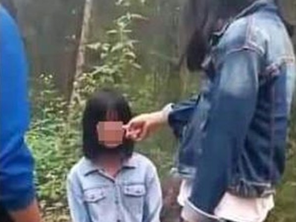 Vụ nữ sinh lớp 7 bị bắt quỳ, đánh hội đồng: Kỷ luật cả người đánh lẫn người bị đánh