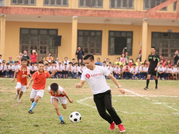 "Cựu học sinh" Quang Hải khiến fan thích thú khi so tài cùng các "đồng môn nhí" ở trường cũ