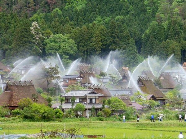 Độc đáo ngôi làng nhỏ có thể biến thành một đài phun nước khổng lồ