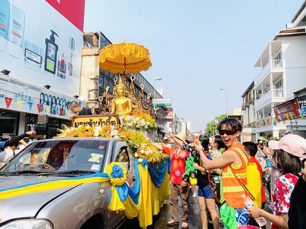 MC Quang Bảo mặc áo phản quang, nhảy hài hước tại lễ hội té nước Thái Lan
