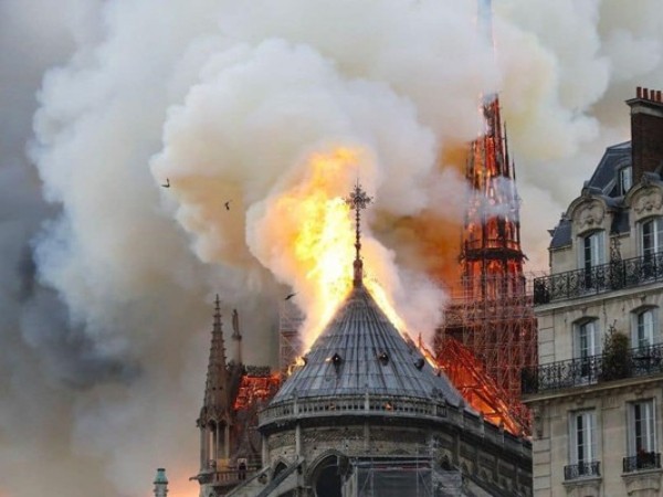 Nhà thờ Đức Bà cháy: Giọt nước mắt của người dân và hành động đầu tiên của Tổng thống Pháp