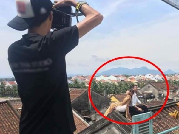 Leo lên mái nhà tại phố cổ Hội An chụp ảnh, cặp đôi khiến nhiều người phẫn nộ