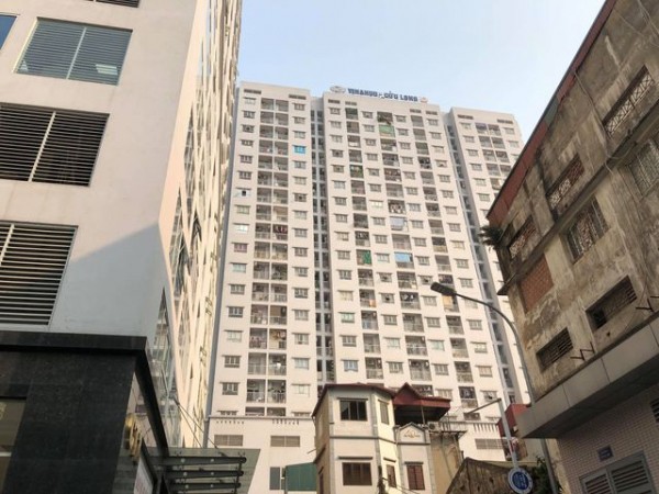 Hà Nội: Bé 4 tuổi may mắn sống sót sau khi rơi từ tầng 11 chung cư xuống đất