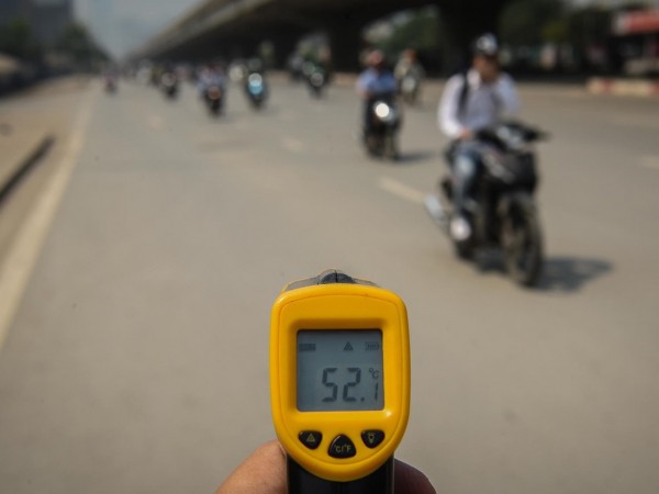 Mặt đường ở Hà Nội nóng hơn 50 độ C