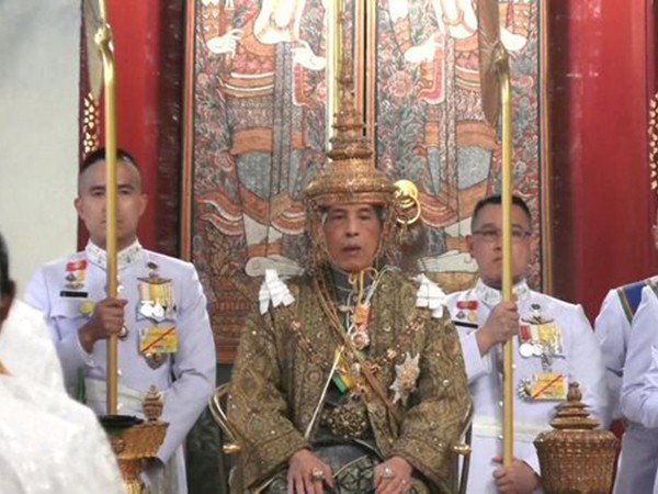 Quốc vương Thái Lan đội vương miện hơn 7kg, chính thức đăng quang