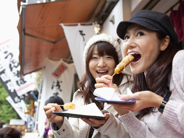 Thành phố của Nhật Bản yêu cầu khách du lịch không được ăn khi đi bộ