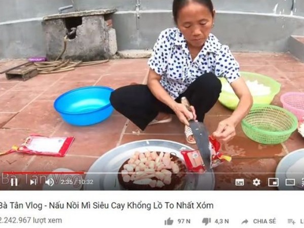 Làm 100 cái đùi gà, rồi nồi mì cay khổng lồ, bà cụ U60 gia nhập đội YouTuber Việt triệu view