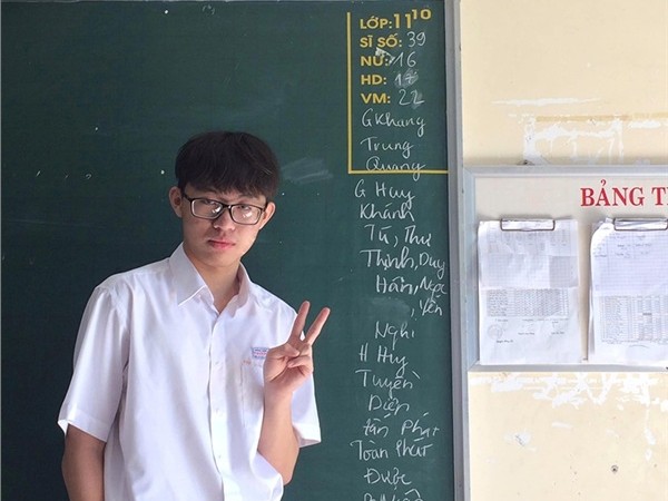 Bức ảnh nam sinh Tiền Giang chụp với bảng thu hút 50 nghìn "like", lý do là...