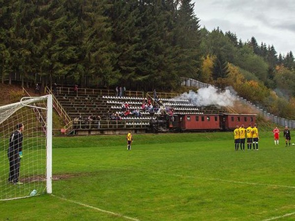 Slovakia: Lạ kỳ đoàn tàu hỏa chạy xuyên qua sân bóng đá