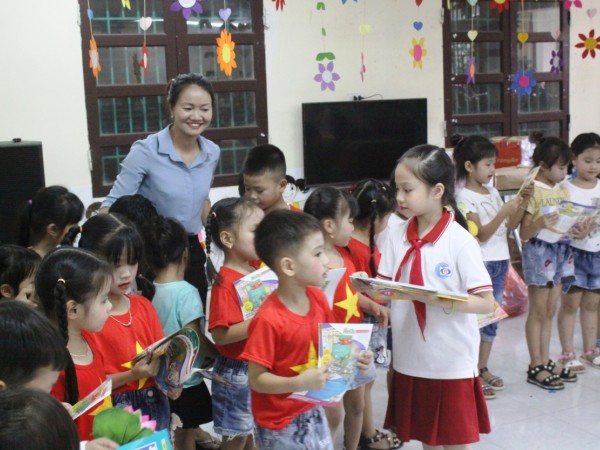 Hà Nội: Đại sứ văn hóa đọc chia sẻ tình yêu sách tới các bạn nhỏ
