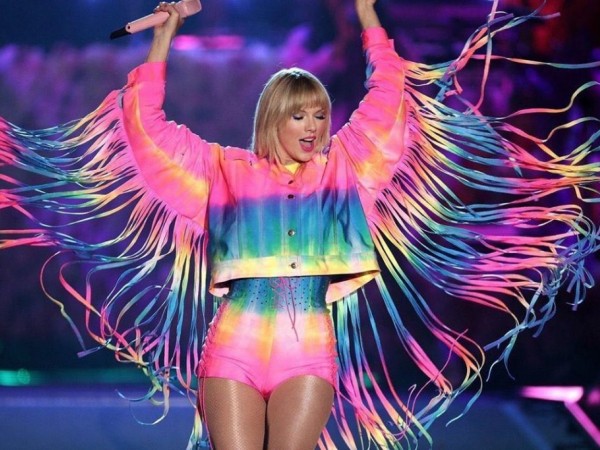 Fan thích thú khi “cô gái cầu vồng” Taylor Swift mang toàn hit đến “iHeartRadio 2019”