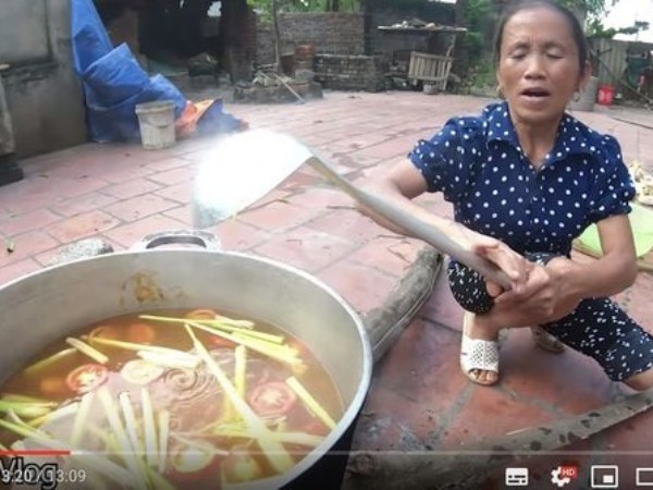 Bà Tân Vlog nấu một nồi lẩu Thái siêu cay khổng lồ mừng chiến thắng tuyển Việt Nam