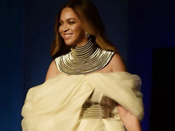Beyoncé xuất hiện như nữ thần trong trang phục của nhà thiết kế Phương My 