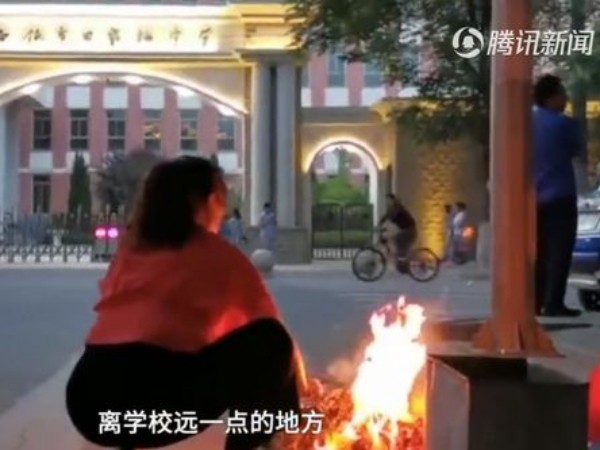 Phụ huynh Trung Quốc đốt vàng mã, cúng đồ ở cổng trường trước kỳ thi đại học khốc liệt