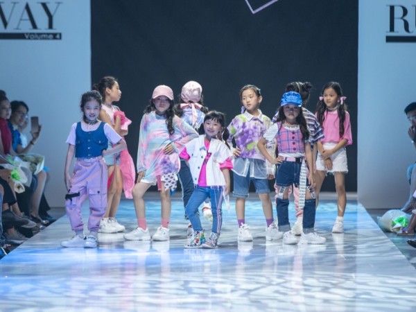 Dàn mẫu nhí gây chú ý khi sải bước tự tin trên sàn diễn "Junior Fashion Runway"