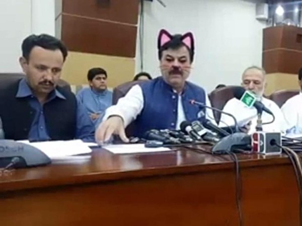 Bộ trưởng Pakistan gây cười vì "hóa mèo" khi livestream họp báo