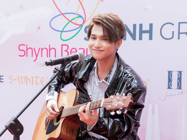 Chủ nhân hit "Hongkong1" hát live khiến đàn chị Phạm Quỳnh Anh thích thú vì quá tình cảm