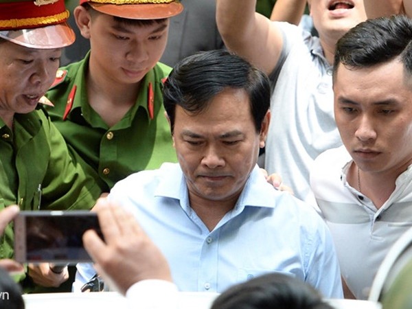 Điều tra bàn tay trái của ông Nguyễn Hữu Linh có chạm vào bé gái không