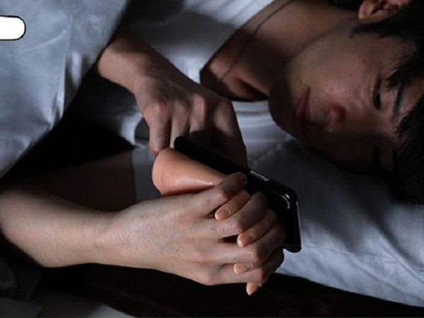 Nhật Bản: Ốp điện thoại "tay nắm tay" cho người ế bền vững