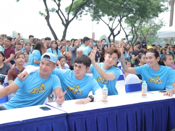 Hàng trăm fan háo hức tham gia đường chạy cùng các thành viên "Chạy Đi Chờ Chi" 