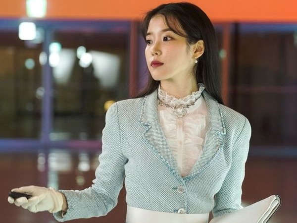 Fan té ngửa khi biết lý do IU nhận vai nữ chính trong phim “Hotel del Luna” 