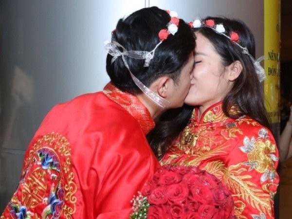 Cặp đôi Đông Nhi - Ông Cao Thắng bất ngờ tổ chức đám cưới vào lúc nửa đêm tại sân bay