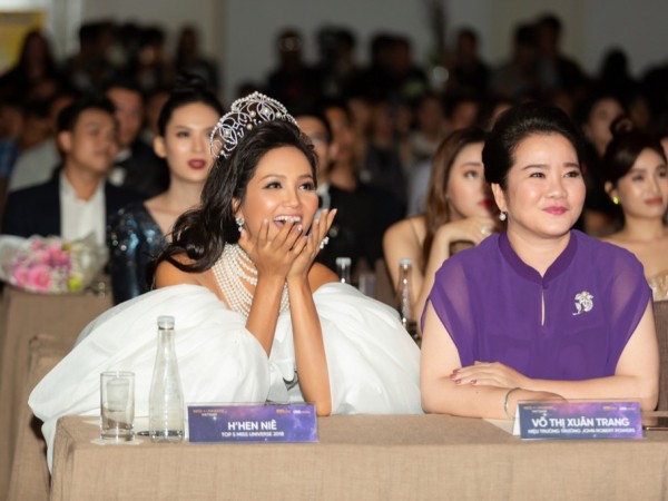 Hoa hậu Hoàn vũ Việt Nam tặng vương miện Empower cho Hoa hậu H’Hen Niê