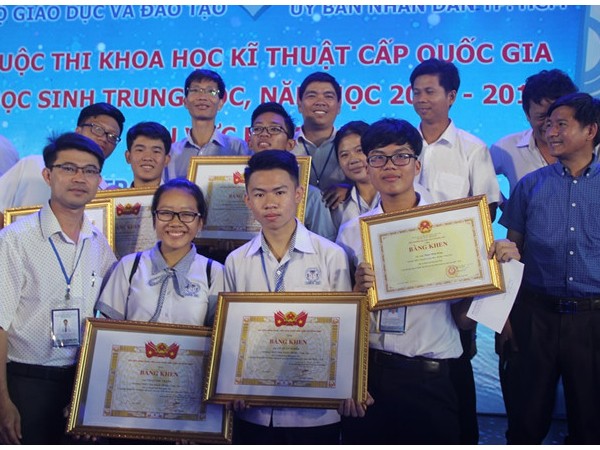 TP.HCM: Học sinh THPT được trao học bổng nhờ đạt giải Cuộc thi Khoa học Kỹ thuật cấp quốc gia