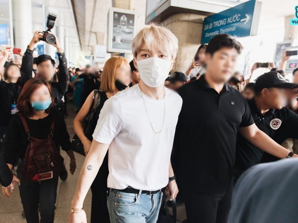 "Hoàng tử" Kim Jae Joong với mái tóc vàng bạch kim nổi bật giữa vòng vây fan Việt