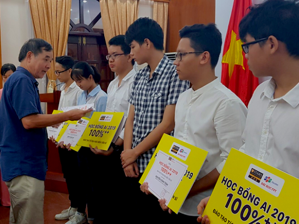 ĐH FPT trao học bổng toàn phần về Trí tuệ nhân tạo cho học sinh xuất sắc tỉnh Bình Định