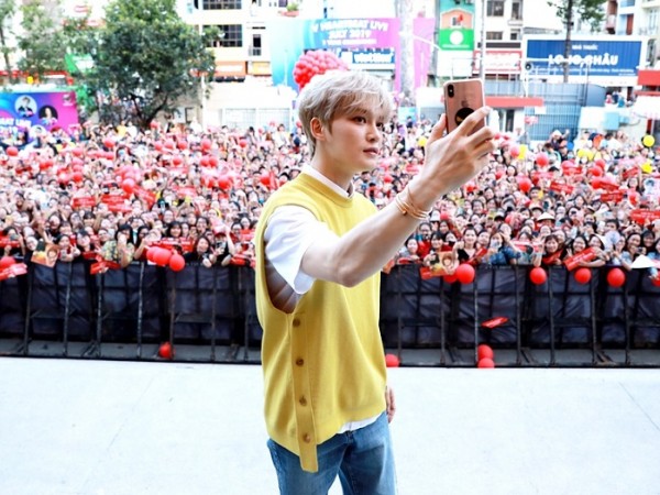  Kim Jae Joong khiến fan phấn khích khi làm điều này tại buổi ký tặng ở Việt Nam