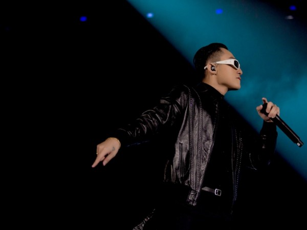 Sơn Tùng M-TP tái hiện khung cảnh trong MV “Hãy Trao Cho Anh” ngay trên sân khấu "Sky Tour"