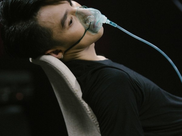 Sơn Tùng thở ô-xy trong hậu trường "Sky Tour" tại Đà Nẵng khiến fan xót xa