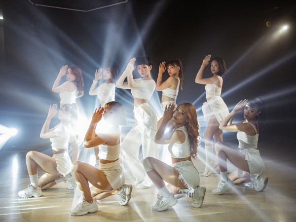 Hiền Hồ tung MV "Cần Xa" phiên bản dance cùng vũ điệu chắp tay mới lạ
