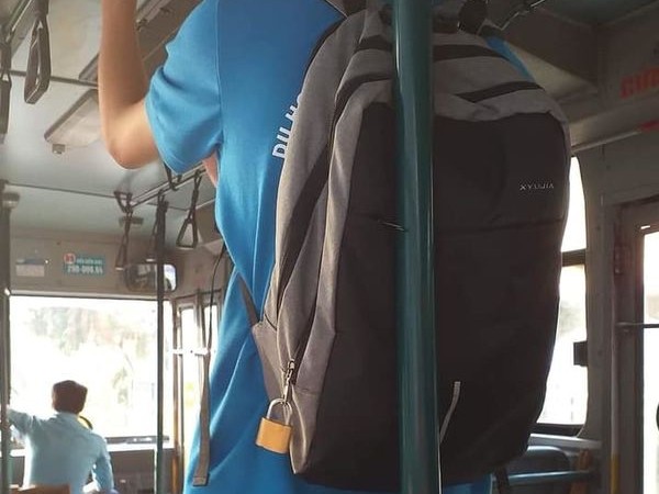 Khi bạn đi xe bus nhưng không yên tâm về sự an toàn của balo, hãy học hỏi nam sinh này!