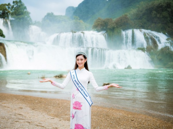 Hoa hậu Lương Thuỳ Linh diện áo dài làm say đắm lòng người giữa đất trời Cao Bằng