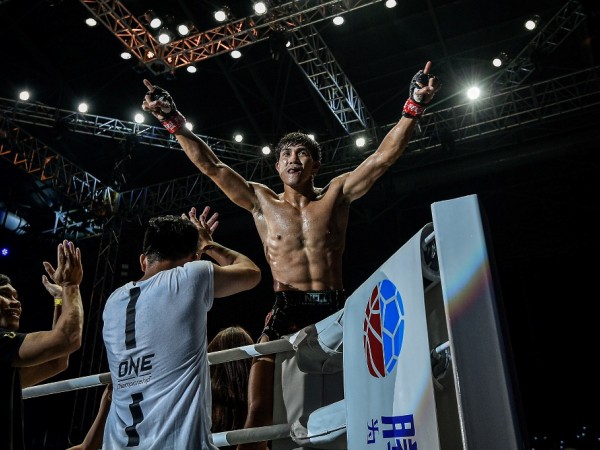 Nguyễn Trần Duy Nhất thi đấu ấn tượng, hạ knock-out đối thủ Malaysia tại "ONE: Immortal Triump" 