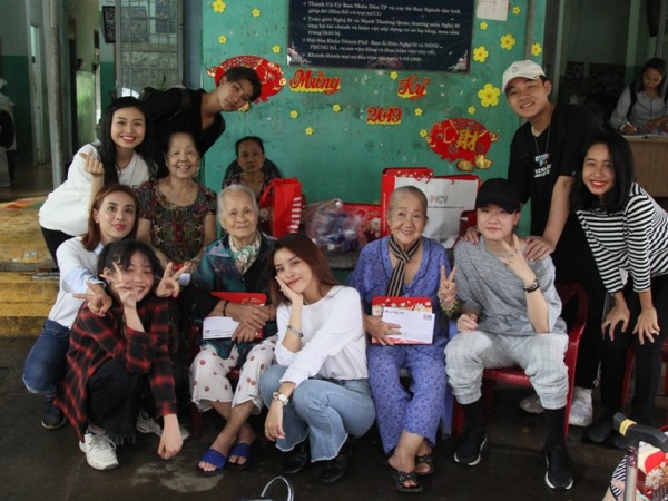Nhóm P336 gây quỹ từ thiện, tự tay làm bánh Trung Thu tặng nghệ sĩ già neo đơn