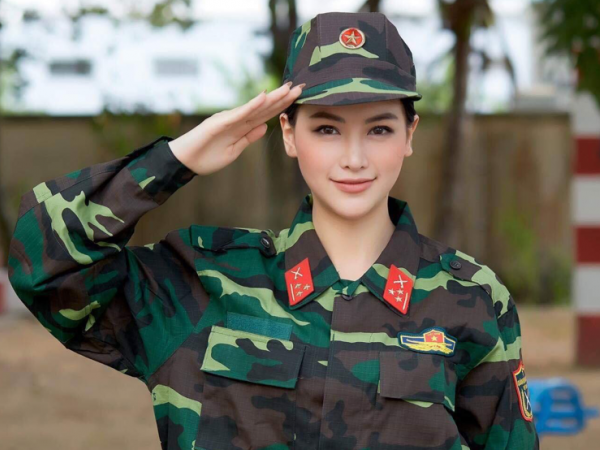 Hoa hậu Phương Khánh “hạ gục” các anh chiến sĩ bộ đội tại "Chúng Tôi Là Chiến Sĩ"