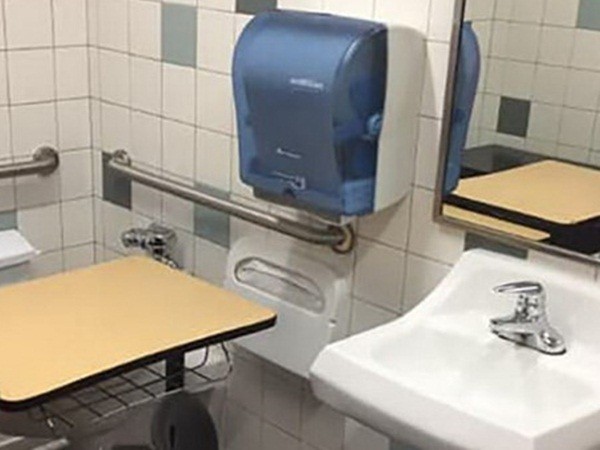 Mỹ: Nhà trường để bàn học sinh tự kỷ vào phòng vệ sinh