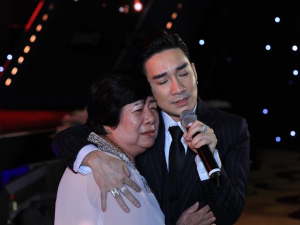 Quang Hà và mẹ xúc động ôm nhau khóc trong buổi diễn sau sự cố cháy sân khấu