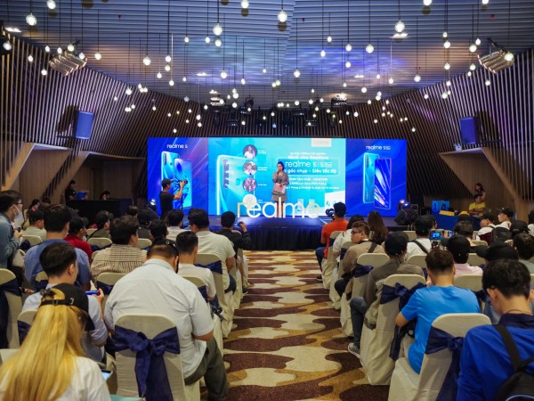 Không khí sôi động trong sự kiện offline Realfans trước ngày ra mắt Realme 5 Series tại Việt Nam
