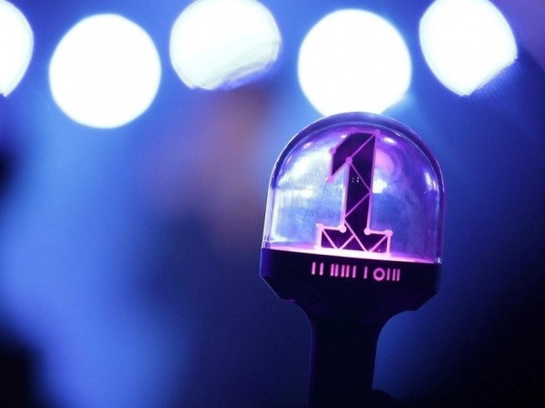 Mang lightstick Wanna One đi cổ vũ cho nhóm khác của các thành viên, nên hay không?