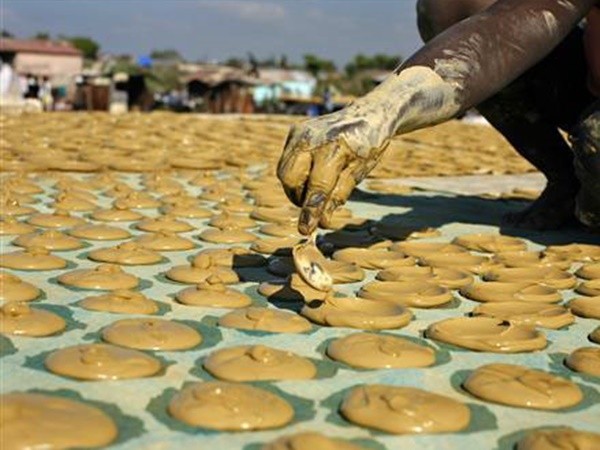 Bánh làm từ bùn trở thành đồ ăn cứu sống người dân Haiti giữa nạn nghèo đói