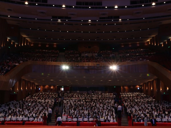 TP.HCM: 2000 sinh viên phủ kín khán phòng nhà hát Hòa Bình để làm lễ khai giảng năm học mới