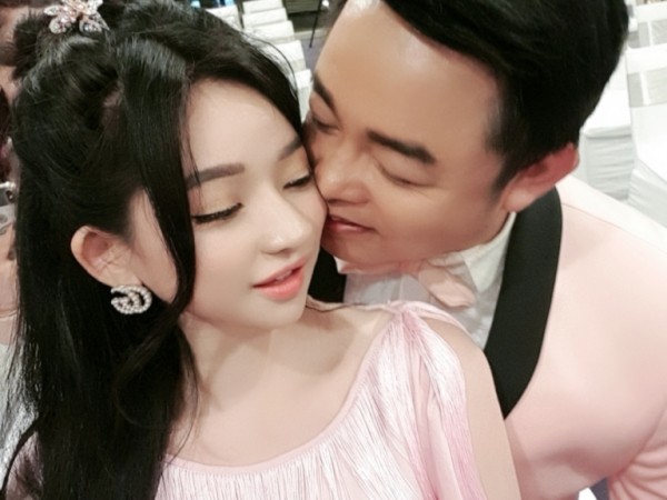 Lên chức bố chồng ở tuổi 39, Quang Lê dính "nghi án" thân mật với cô nàng lạ mặt